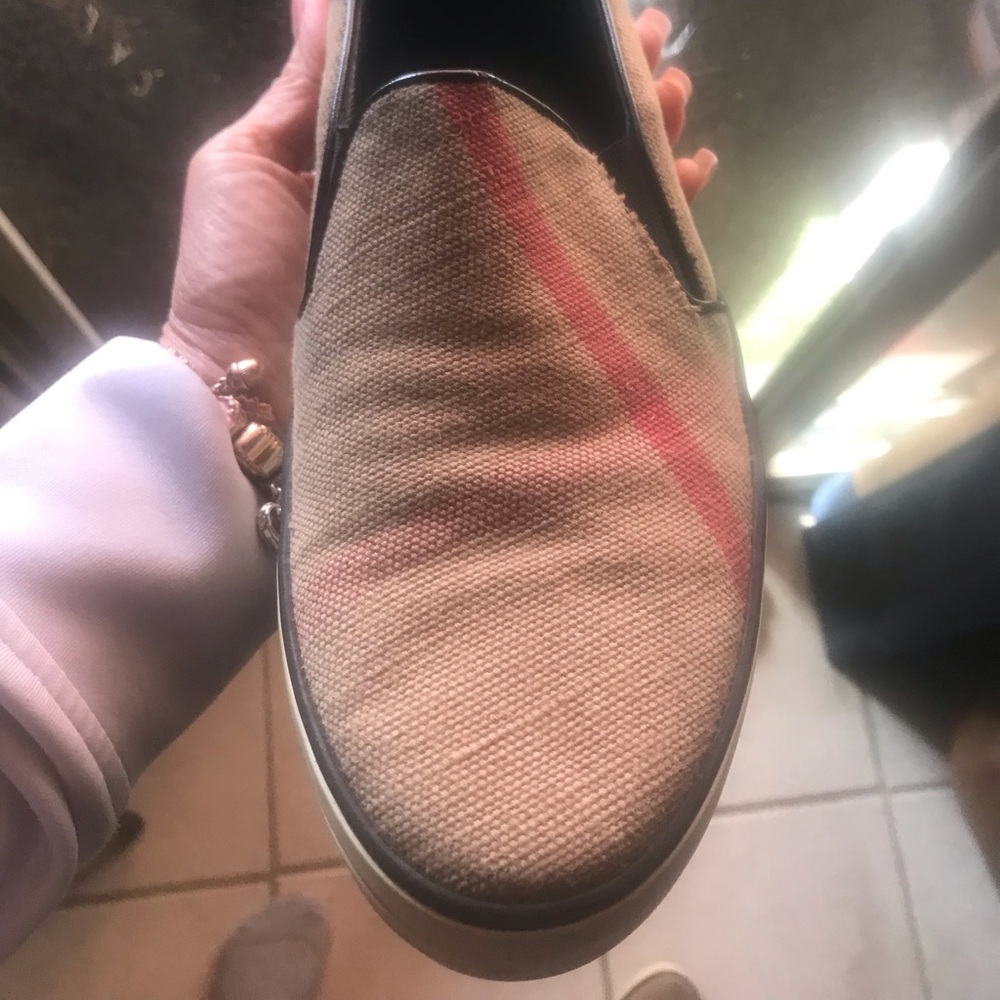 Authentic burberry good condition comfy and cute